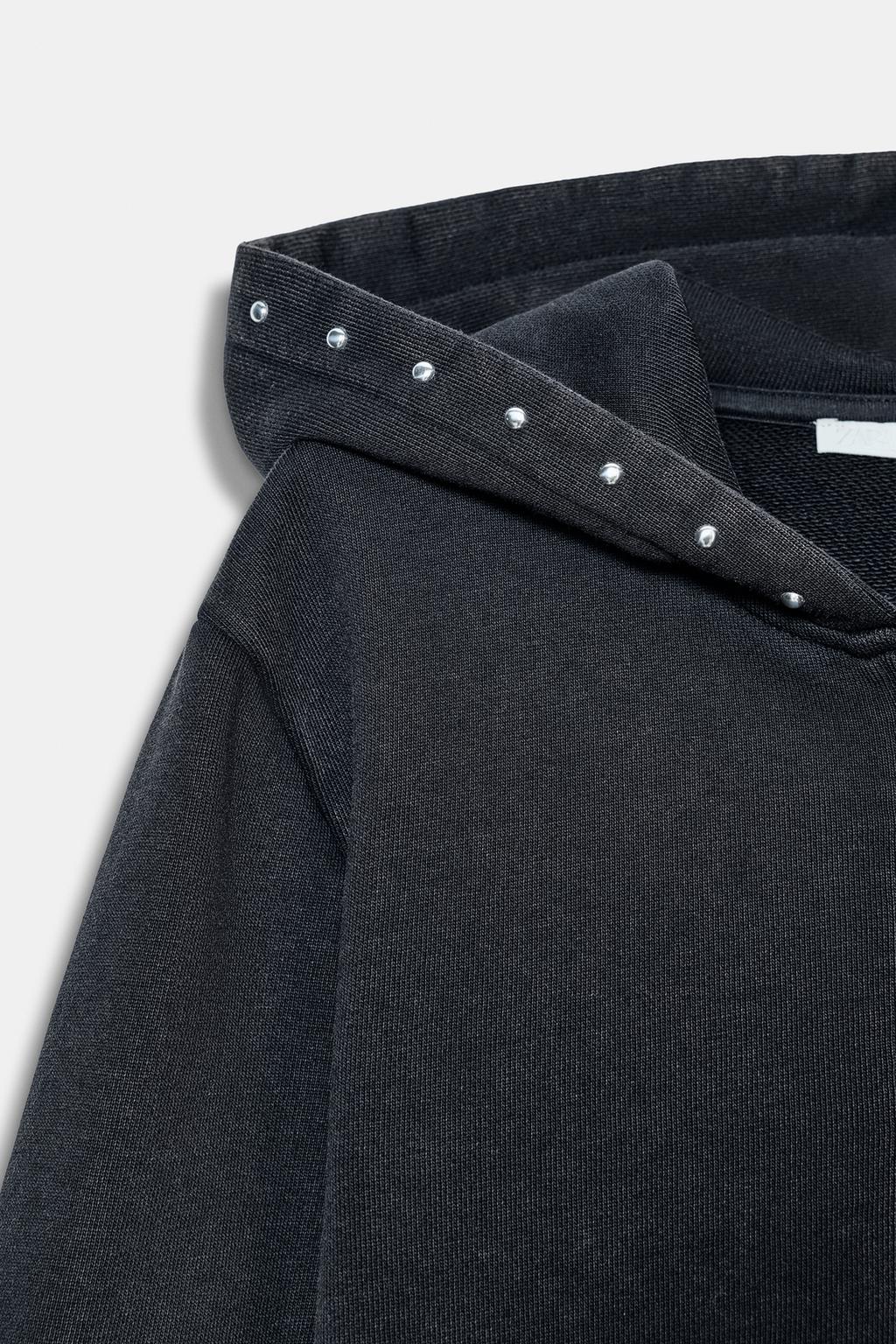 ТОЛСТОВКА ИЗ ФЛИСА С ЭФФЕКТОМ ПОТЕРТОСТИ И ЗАКЛЕПКАМИ