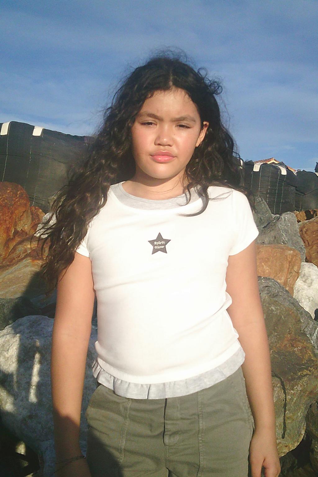 ФУТБОЛКА С ДВОЙНЫМ ВОРОТНИКОМ И ВЫШИТОЙ ЗВЕЗДОЙ