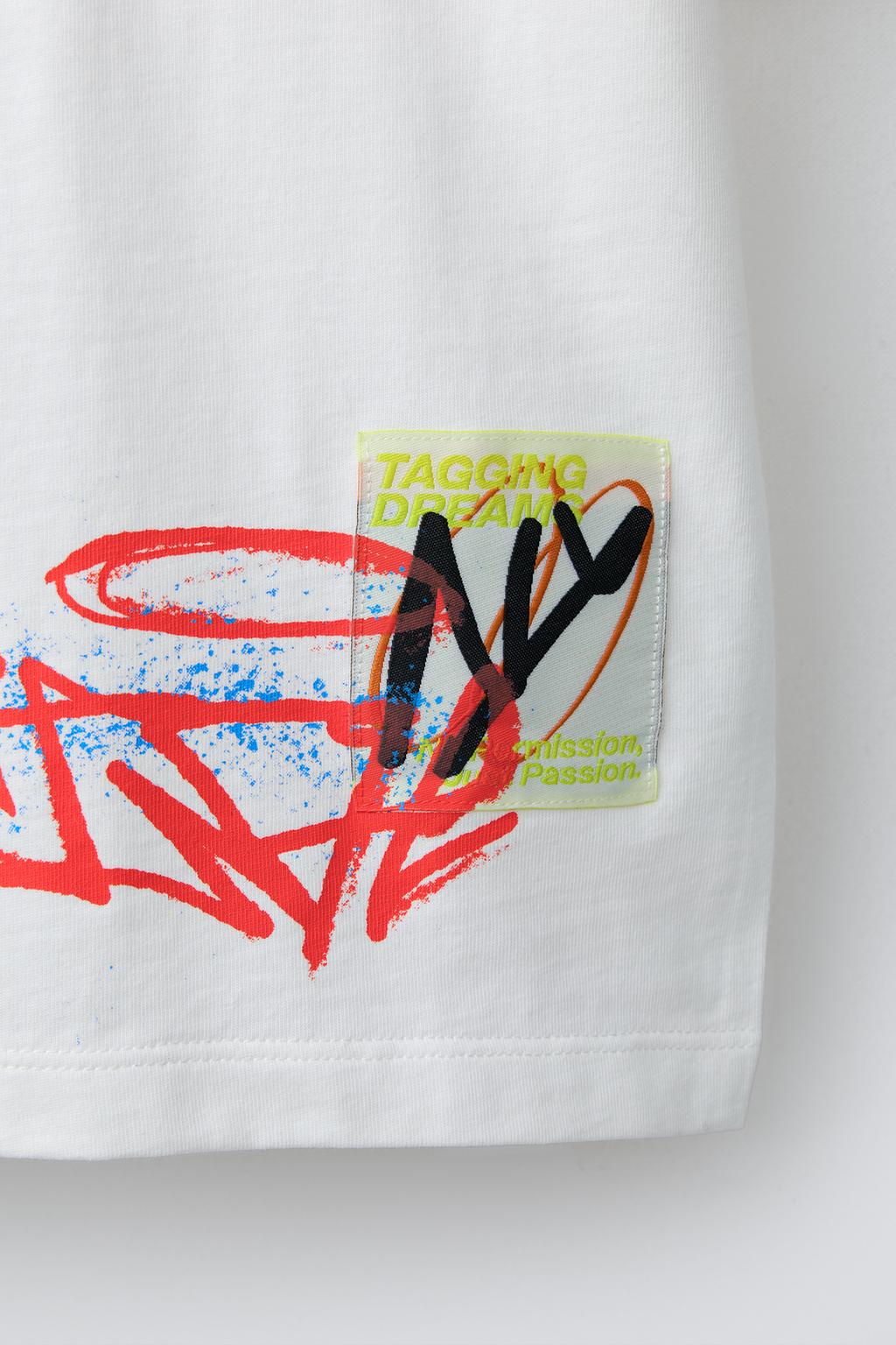 ФУТБОЛКА С ПРИНТОМ ГРАФФИТИ