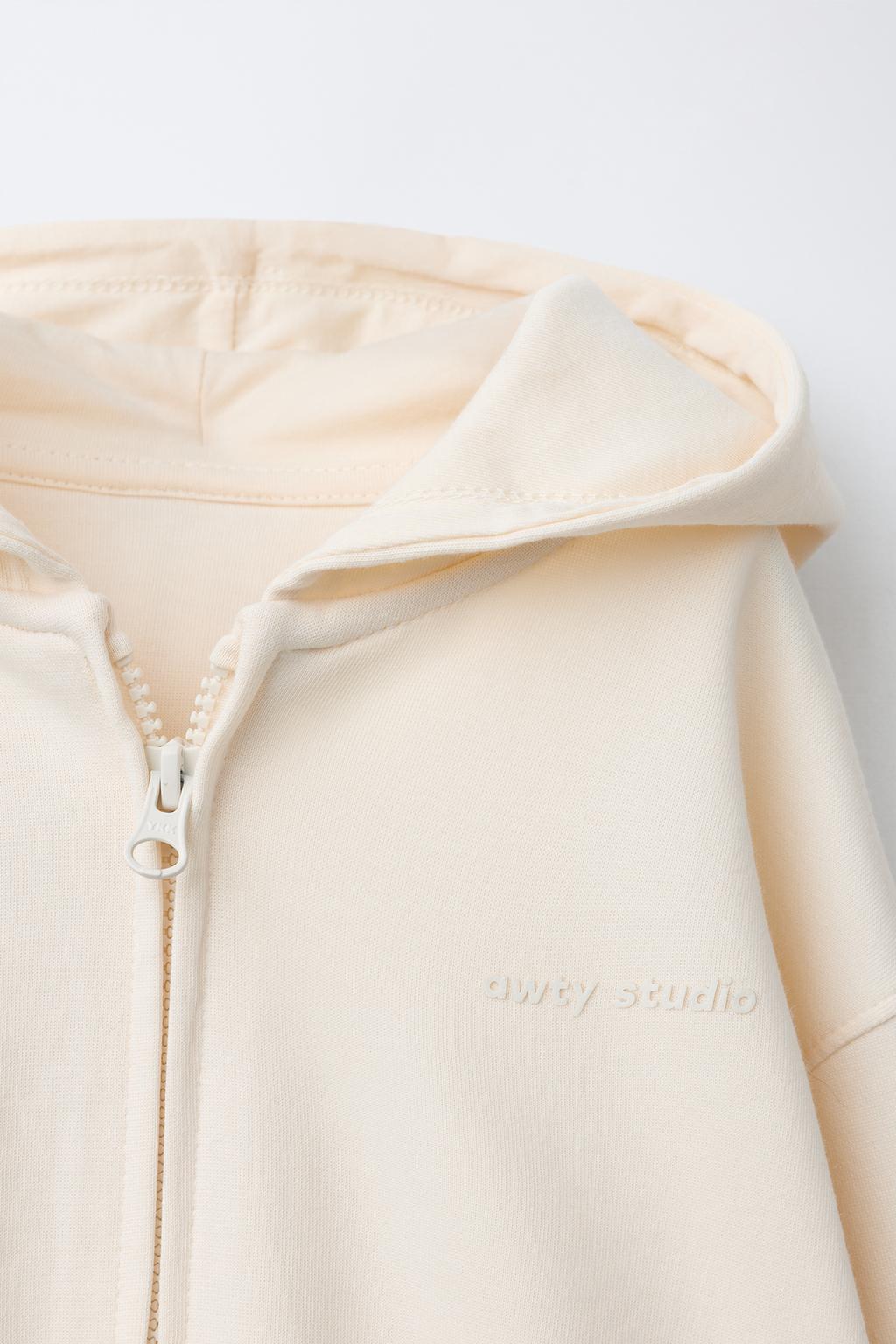 ТОЛСТОВКА НА МОЛНИИ С РЕЛЬЕФНЫМ ТЕКСТОМ И ЭФФЕКТОМ INTERLOCK