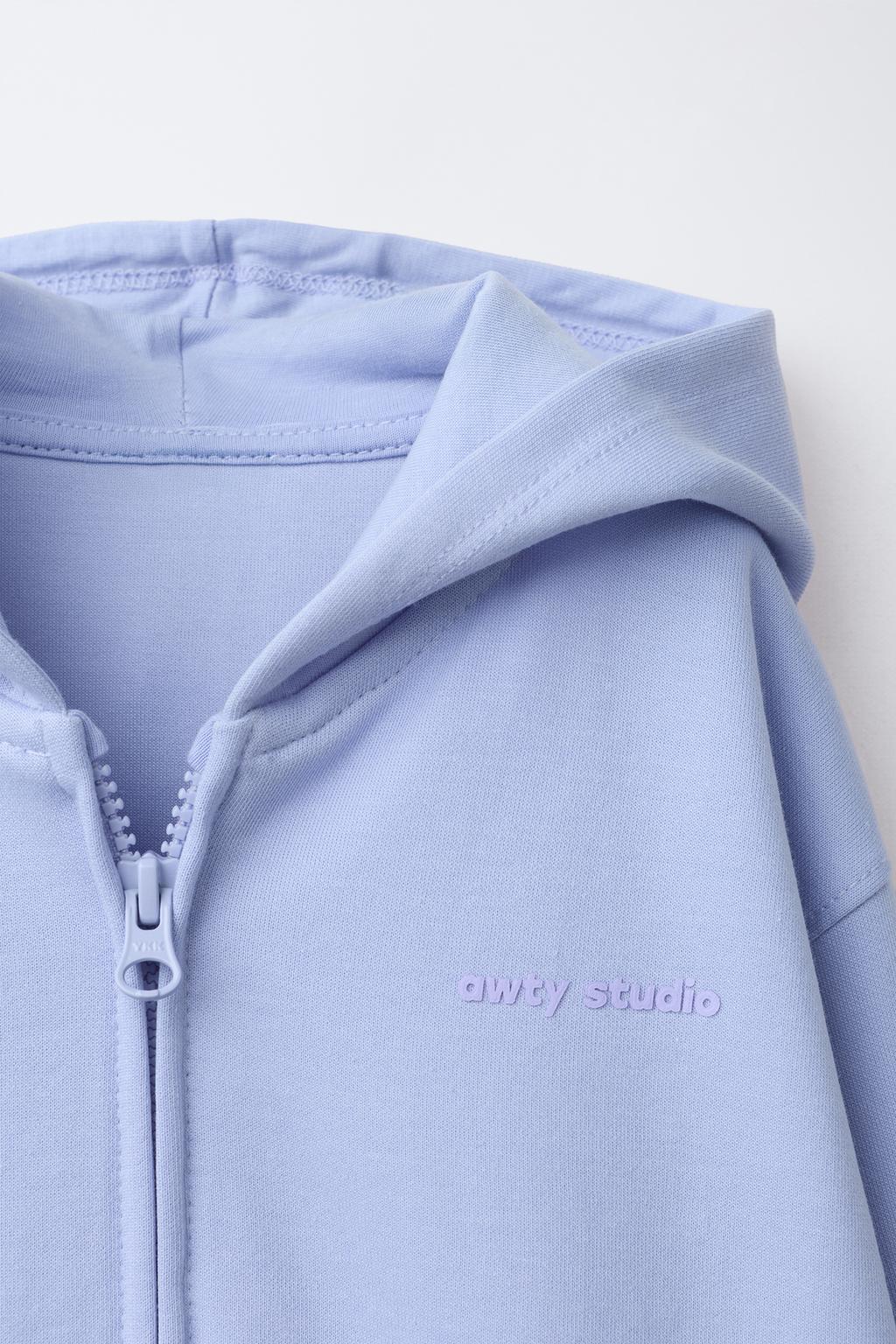 ТОЛСТОВКА НА МОЛНИИ С РЕЛЬЕФНЫМ ТЕКСТОМ