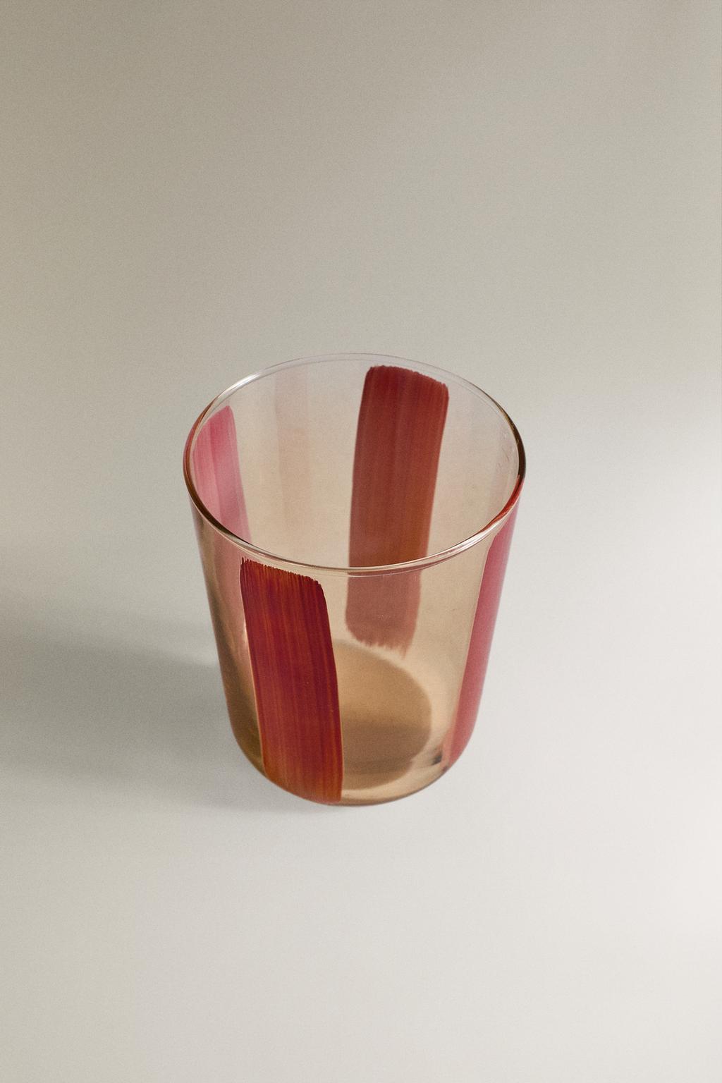 Стакан из стекла с полосатым рисунком