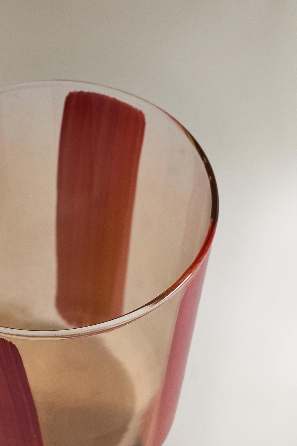 Стакан из стекла с полосатым рисунком