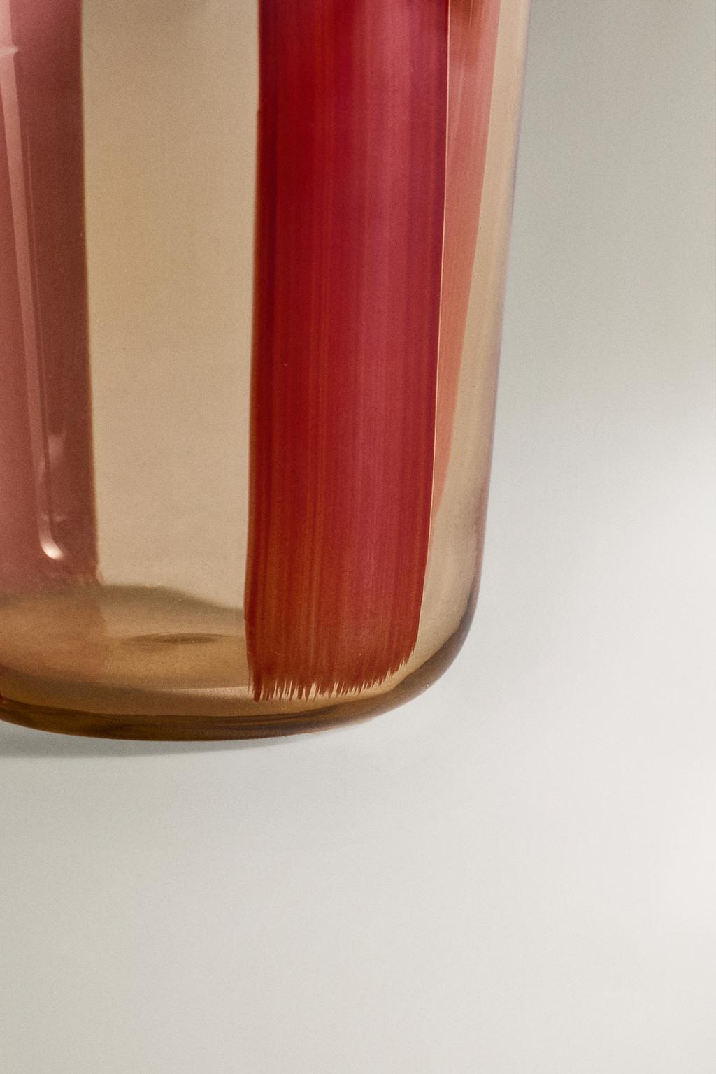 Стакан из стекла с полосатым рисунком