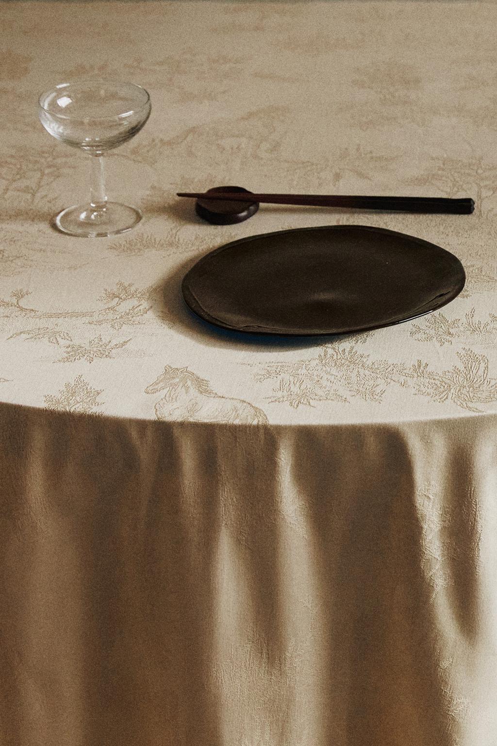 Скатерть с жаккардовым ландшафтом и лошадьми