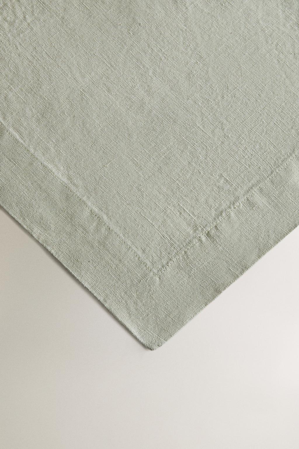 Расплывчатая скатерть из мятого льна