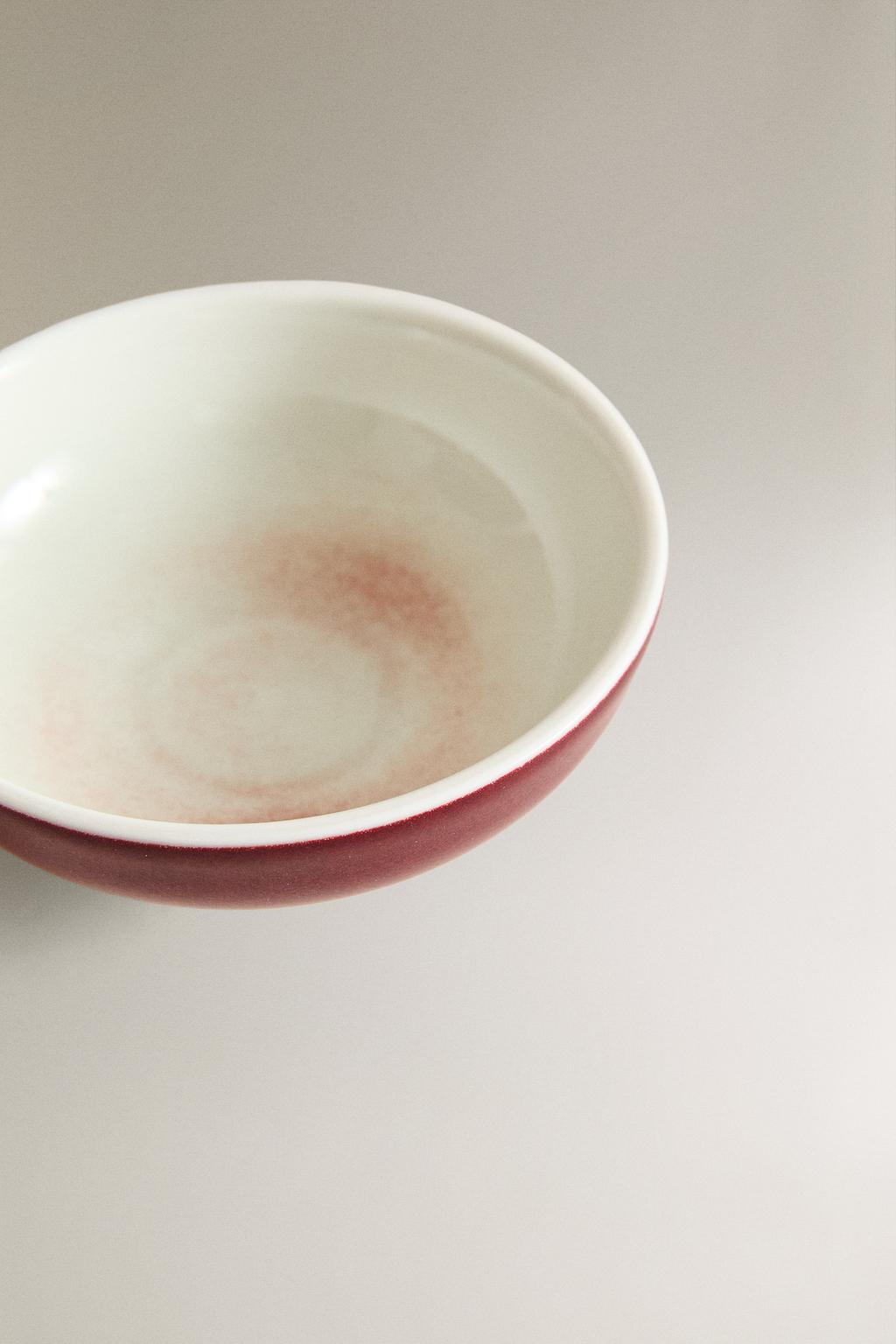 Порцеляновая чаша с крышкой в темно-красном цвете