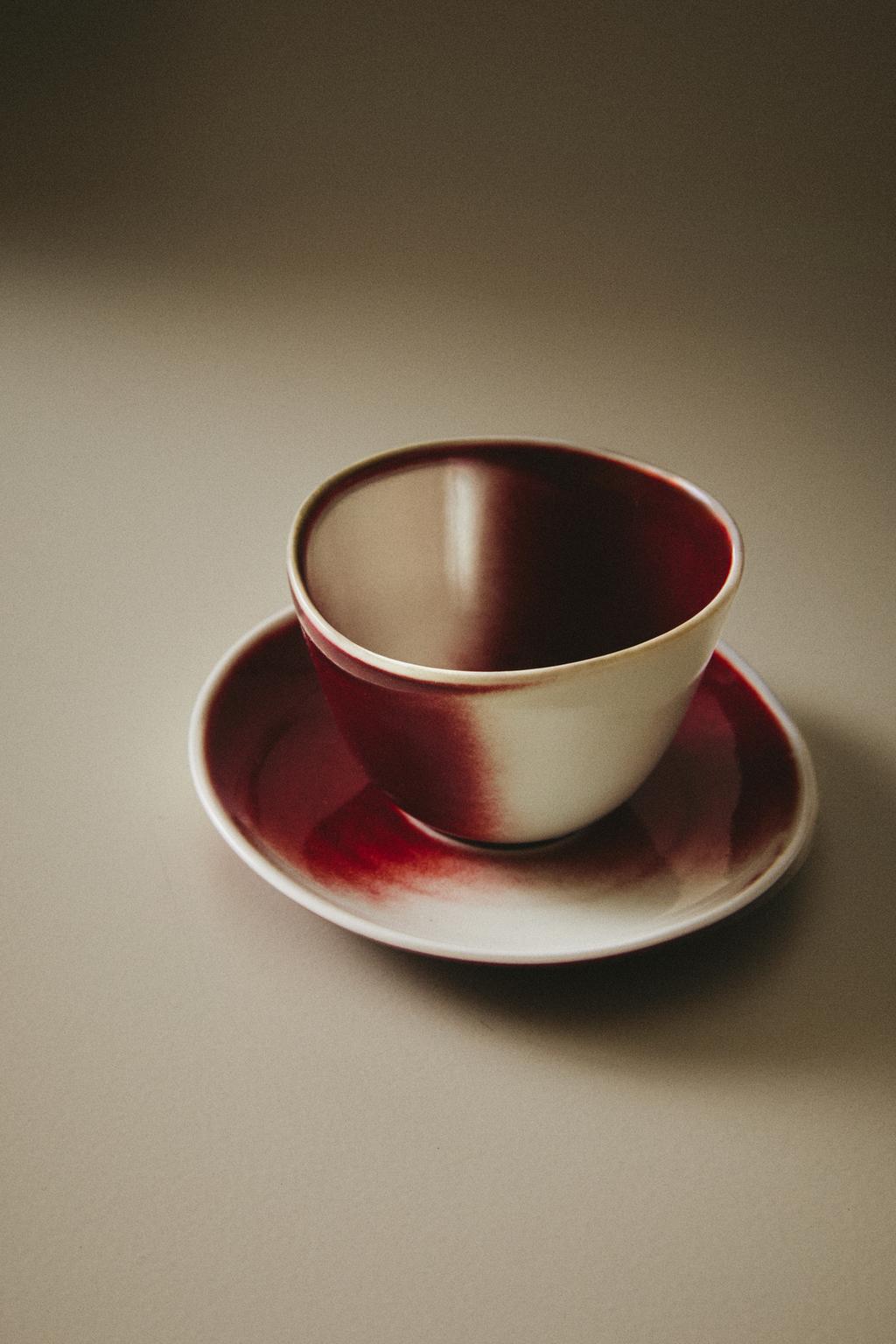 Фарфоровая чашка и блюдце с одинаковым дизайном