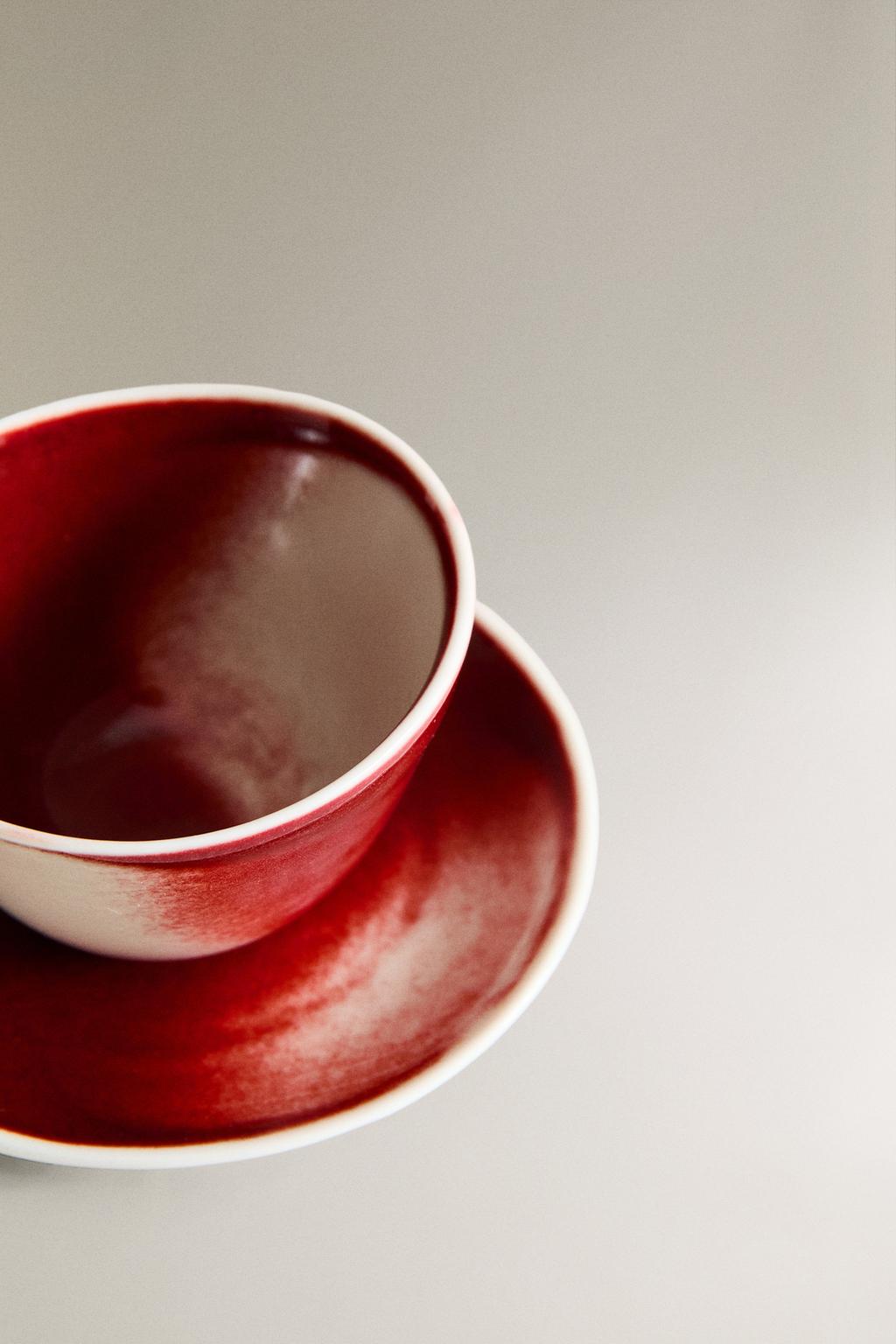 Фарфоровая чашка и блюдце с одинаковым дизайном