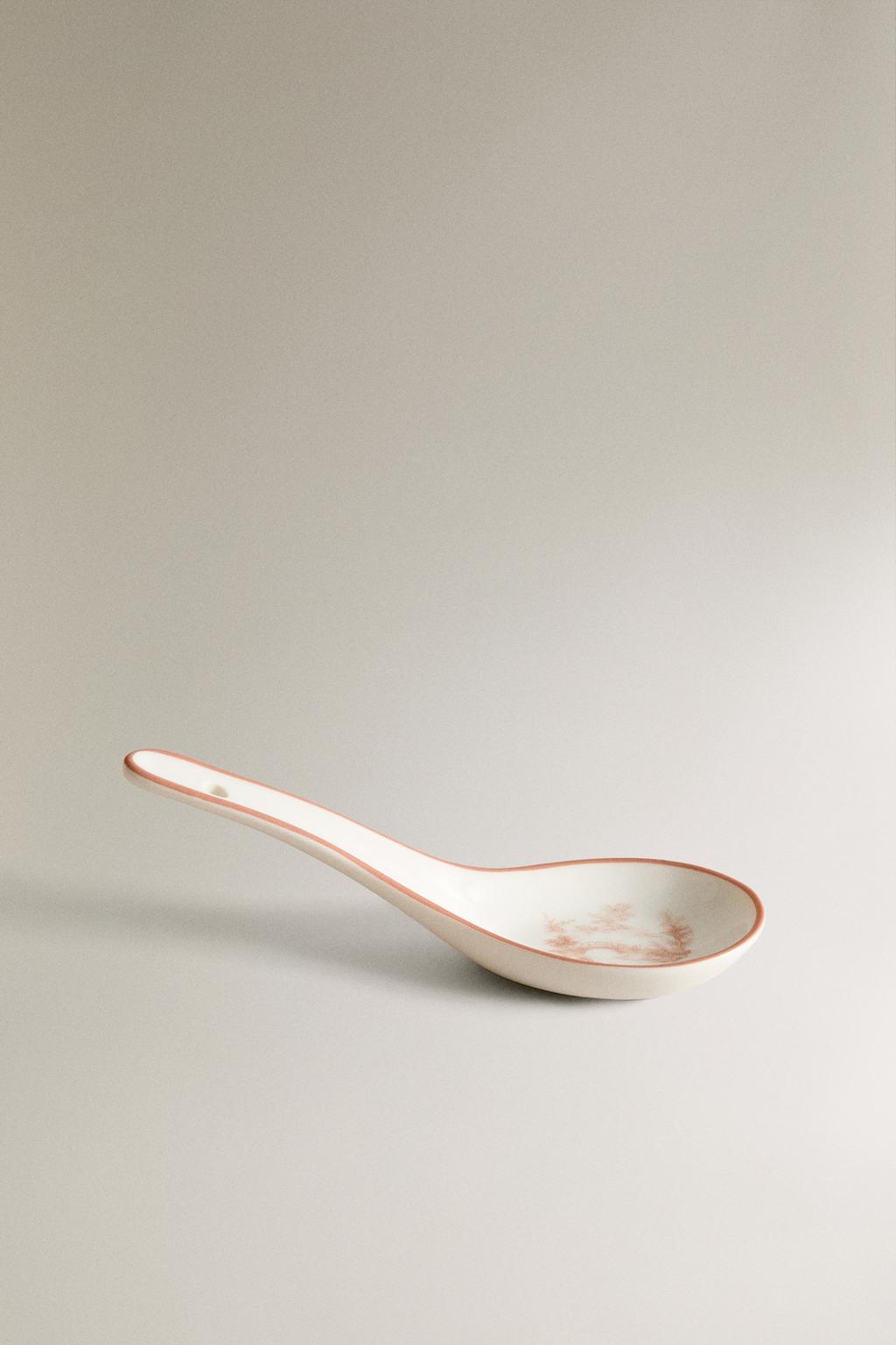 Порцеляновая ложка для супа с дизайном