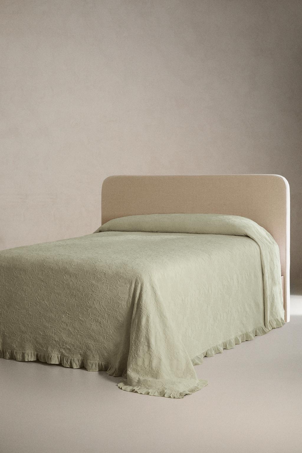 Жаккардовое покрывало с оборками