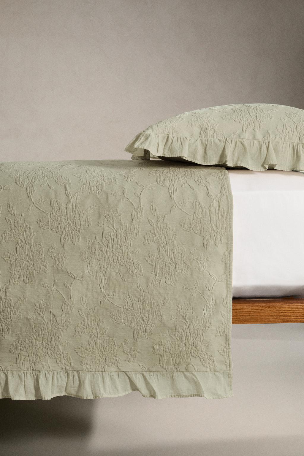 Жаккардовое покрывало с оборками