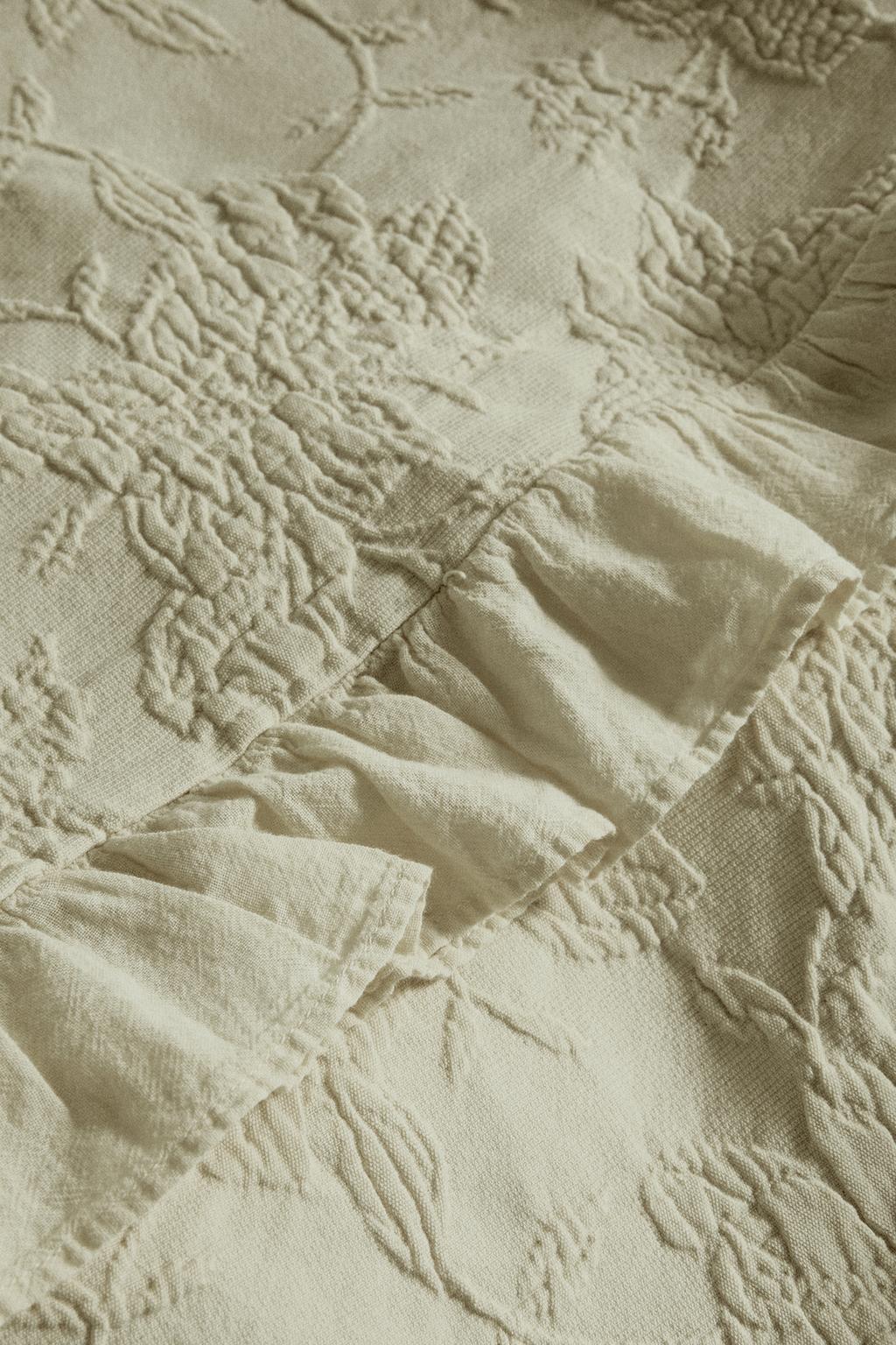 Жаккардовое покрывало с оборками