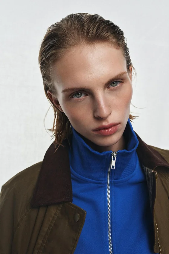 КУРТКА С ВОЩЕНЫМ ПОКРЫТИЕМ И ВЕЛЬВЕТОВЫМ ВОРОТНИКОМ — коллекция Zara «ZW»