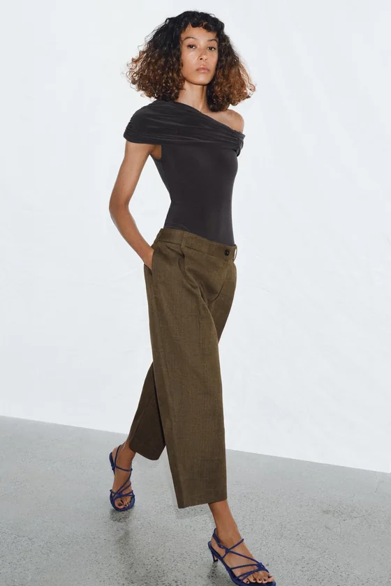 УКОРОЧЕННЫЕ БРЮКИ С ЗАЩИПАМИ — коллекция Zara «ZW»