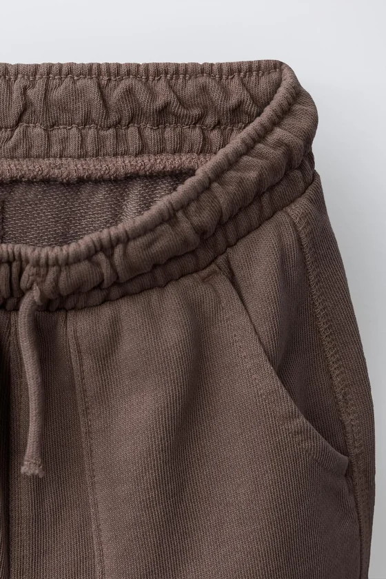 БРЮКИ-ДЖОГГЕРЫ GARMENT DYE С НАШИВКОЙ