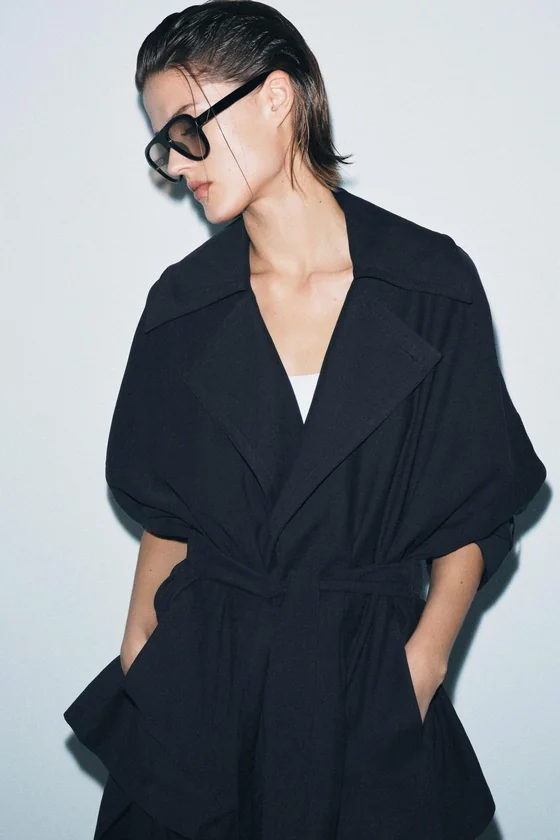 КОРОТКИЙ СТРУЯЩИЙСЯ ТРЕНЧ — коллекция Zara «ZW»