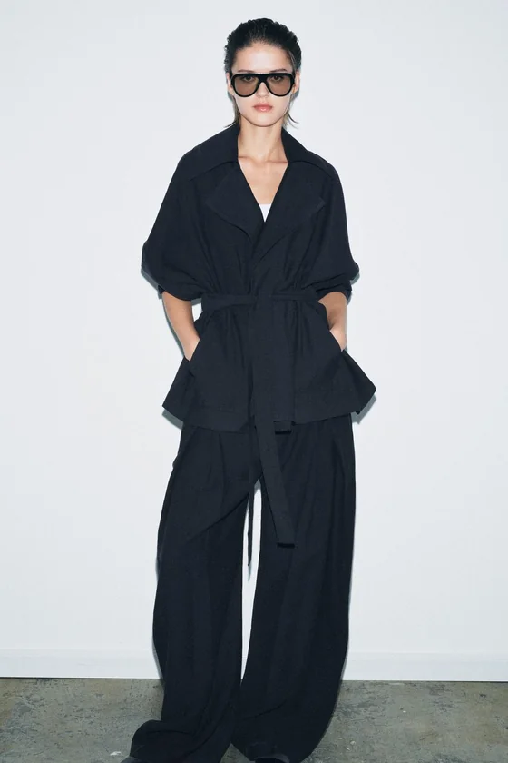 КОРОТКИЙ СТРУЯЩИЙСЯ ТРЕНЧ — коллекция Zara «ZW»