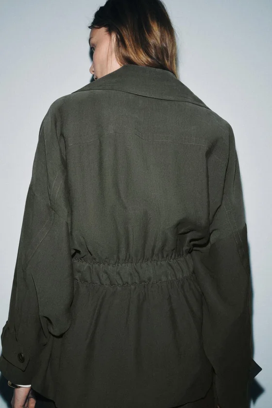 КОРОТКИЙ СТРУЯЩИЙСЯ ТРЕНЧ — коллекция Zara «ZW»