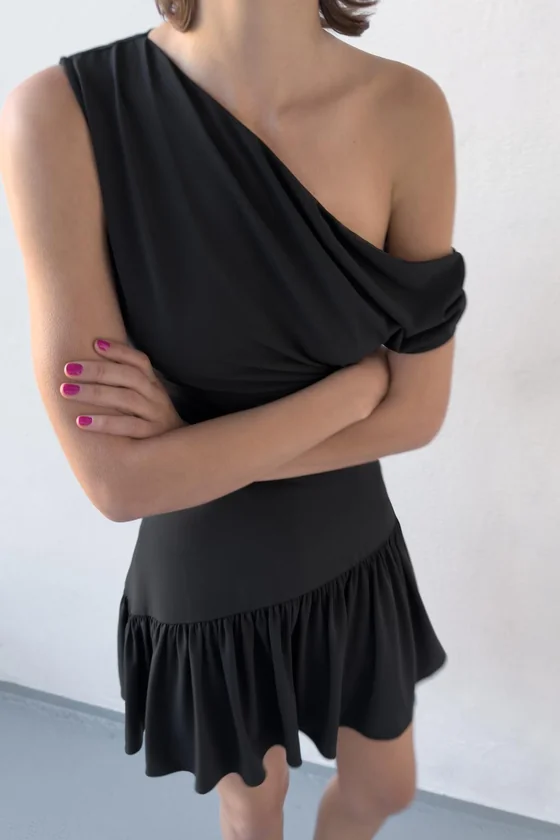 КОРОТКОЕ ПЛАТЬЕ АСИММЕТРИЧНОГО КРОЯ