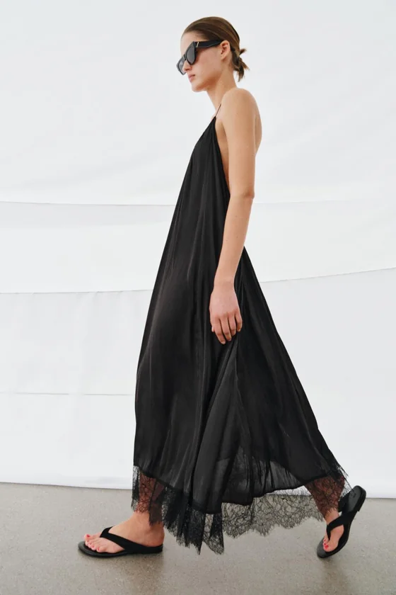 АТЛАСНОЕ ПЛАТЬЕ ХАЛТЕР С КРУЖЕВОМ — коллекция Zara «ZW»