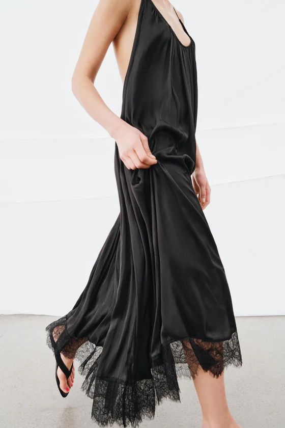 АТЛАСНОЕ ПЛАТЬЕ ХАЛТЕР С КРУЖЕВОМ — коллекция Zara «ZW»