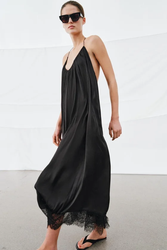 АТЛАСНОЕ ПЛАТЬЕ ХАЛТЕР С КРУЖЕВОМ — коллекция Zara «ZW»