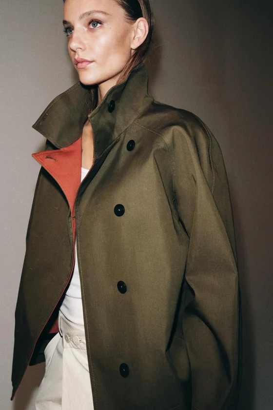 КОРОТКИЙ ТРЕНЧ С ВЫСОКИМ ВОРОТНИКОМ — коллекция Zara «ZW»