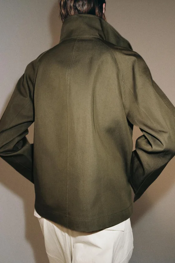 КОРОТКИЙ ТРЕНЧ С ВЫСОКИМ ВОРОТНИКОМ — коллекция Zara «ZW»
