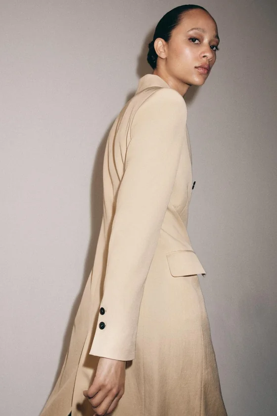 ДВУБОРТНОЕ СТРУЯЩЕЕСЯ ПАЛЬТО — коллекция Zara «ZW»