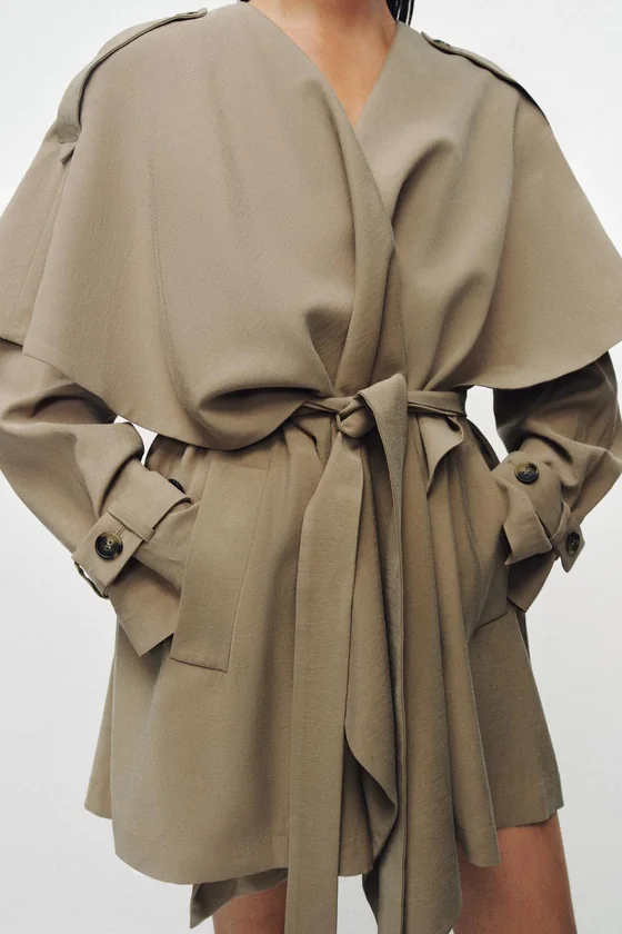 КОРОТКИЙ СТРУЯЩИЙСЯ ТРЕНЧ — коллекция Zara «ZW»