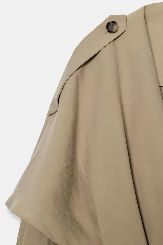 КОРОТКИЙ СТРУЯЩИЙСЯ ТРЕНЧ — коллекция Zara «ZW»