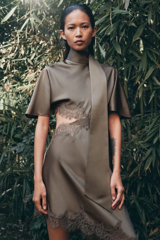АТЛАСНОЕ ПЛАТЬЕ С КРУЖЕВОМ — коллекция Zara «ZW»