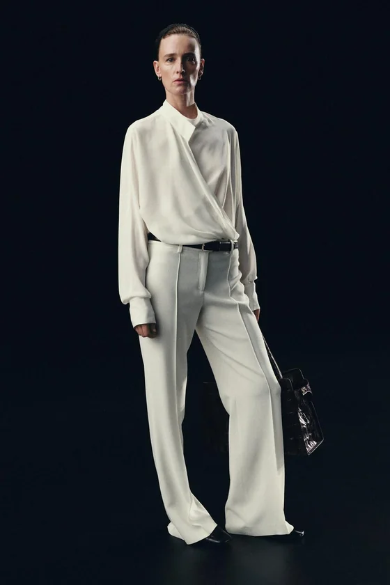 БЛУЗА НА ЗАПАХЕ ИЗ СТРУЯЩЕЙСЯ ТКАНИ — коллекция Zara «ZW»