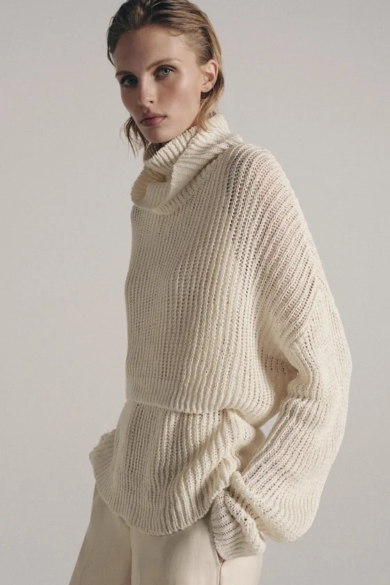 УКОРОЧЕННЫЙ СВИТЕР С ВОРОТНИКОМ-СТОЙКОЙ