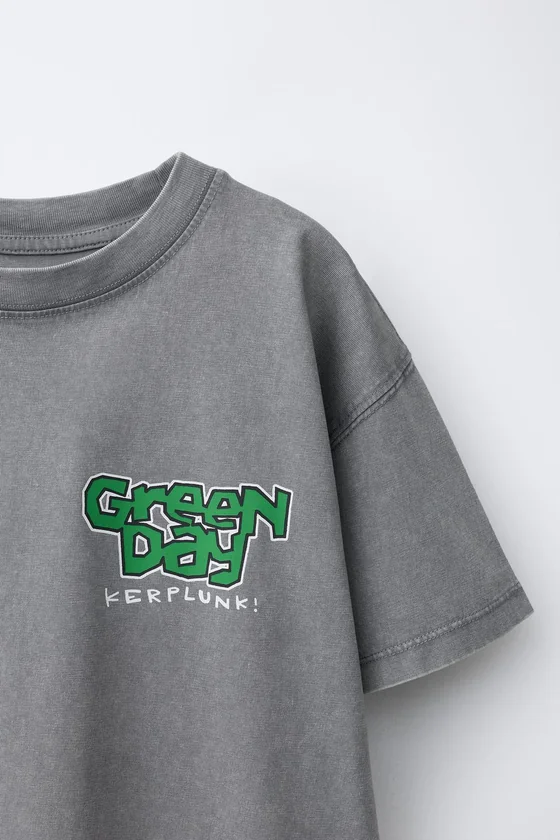 ФУТБОЛКА С ЭФФЕКТОМ ПОТЕРТОСТИ GREENDAY ®
