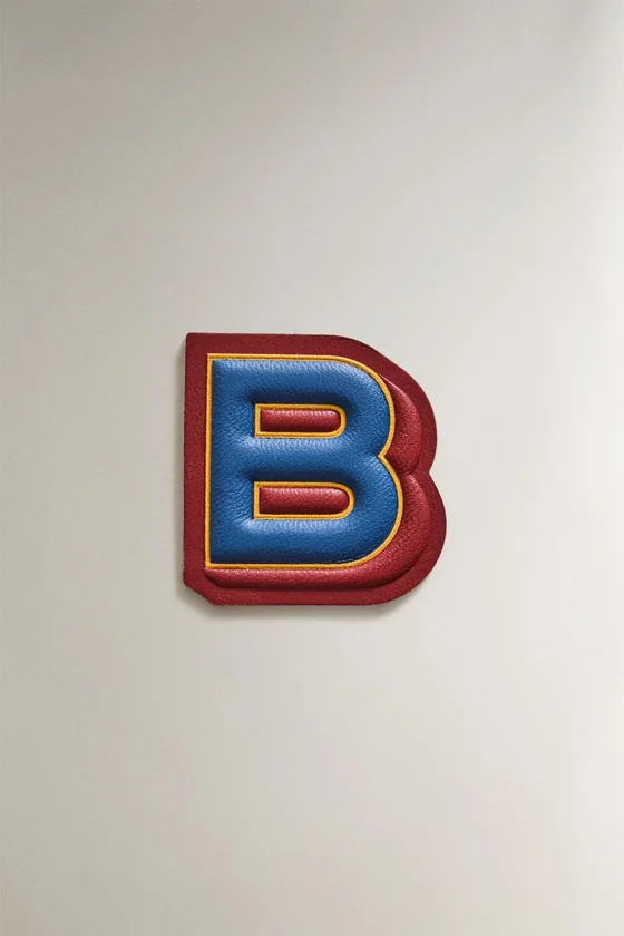 Термоаппликация из кожи с буквой b