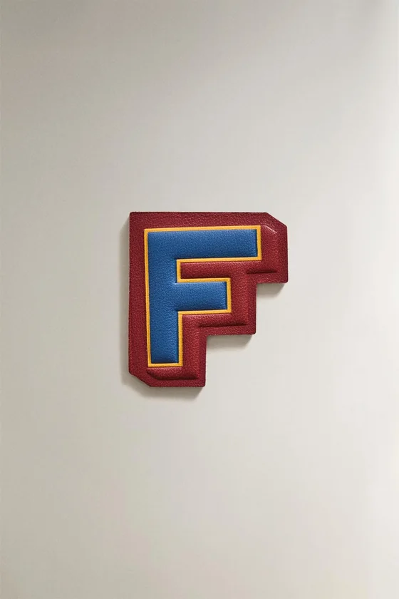 Значок из кожи с буквой f
