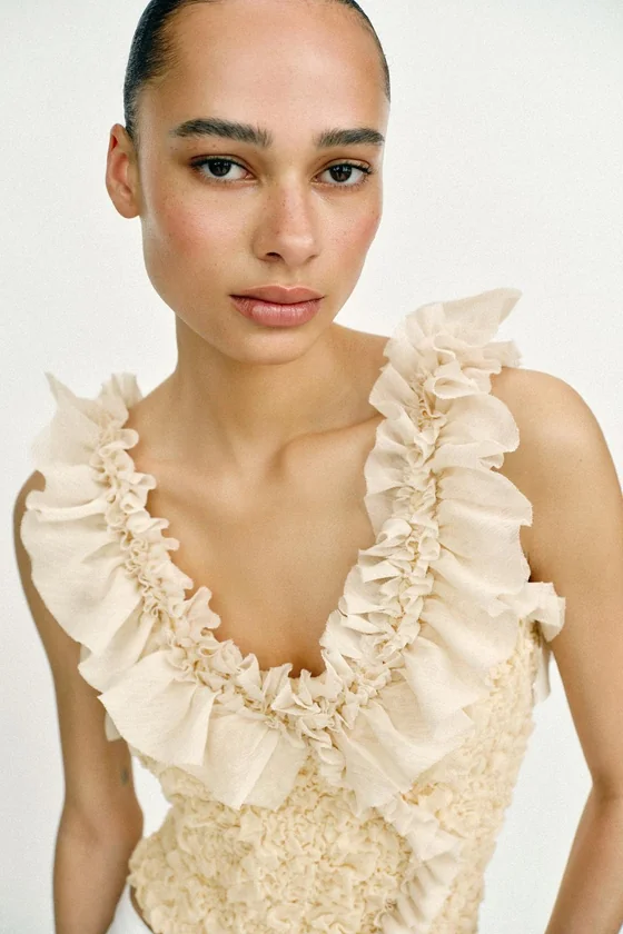 РОМАНТИЧЕСКИЙ ТРИКОТАЖНЫЙ ТОП КОМБИНИРОВАННОГО КРОЯ