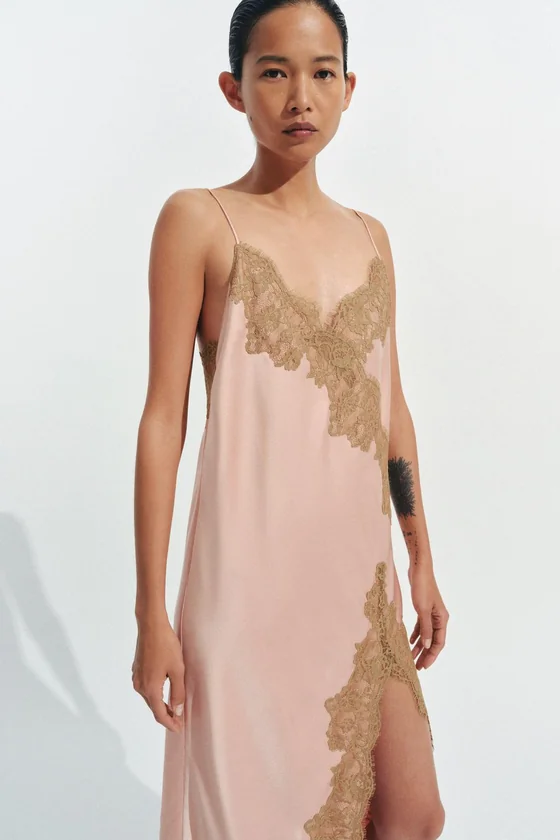АТЛАСНОЕ ПЛАТЬЕ С КРУЖЕВОМ — коллекция Zara «ZW»