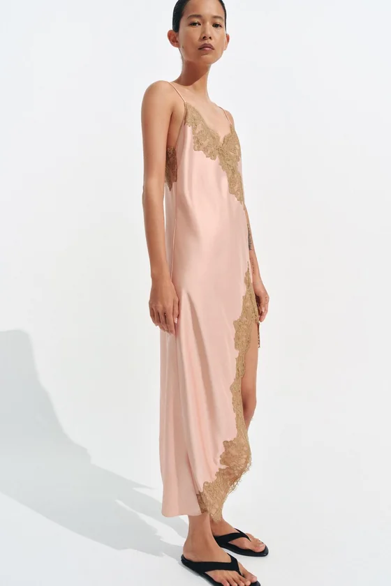 АТЛАСНОЕ ПЛАТЬЕ С КРУЖЕВОМ — коллекция Zara «ZW»