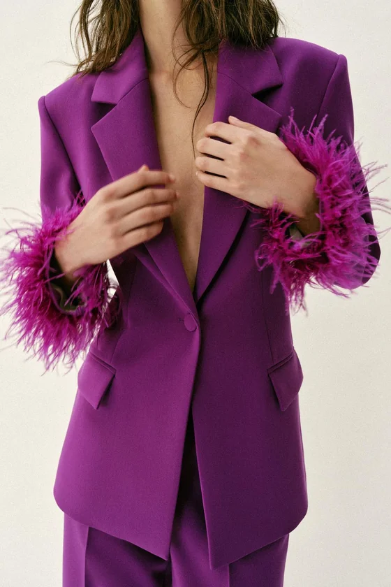 БЛЕЙЗЕР С ПЛЕЧАМИ И ПЕРЬЯМИ НА МАНЖЕТАХ