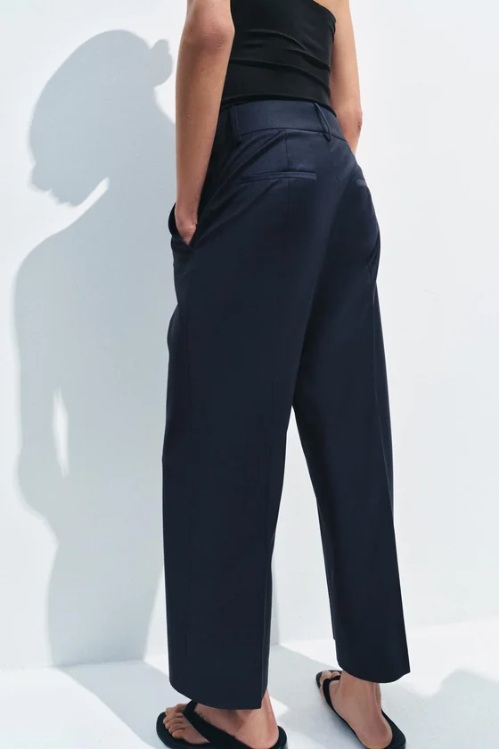 БРЮКИ ИЗ СМЕСОВОЙ ШЕРСТИ С ЗАУТЮЖЕННЫМИ СТРЕЛКАМИ — коллекция Zara «ZW»