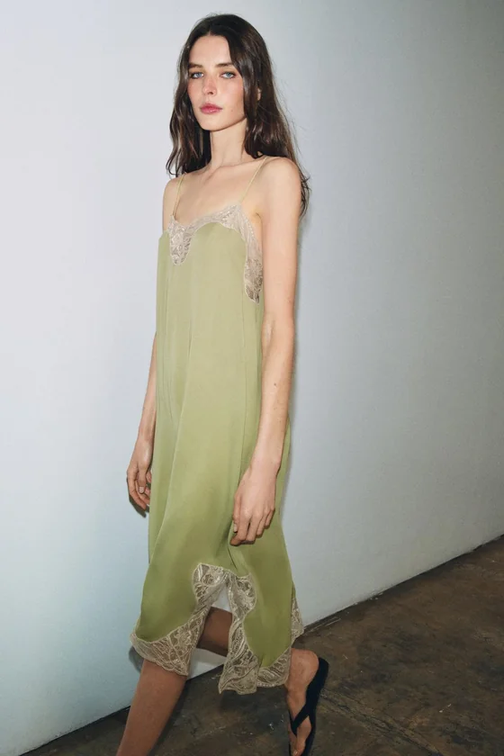 АТЛАСНОЕ ПЛАТЬЕ С КРУЖЕВОМ — коллекция Zara «ZW»