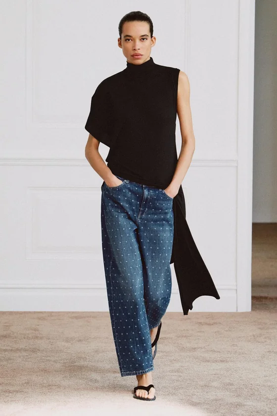 ЗАУЖЕННЫЕ ДЖИНСЫ СО СРЕДНЕЙ ПОСАДКОЙ И ПРИНТОМ В ГОРОШЕК — коллекция Zara «ZW»