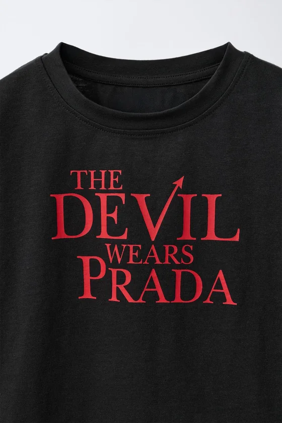 ФУТБОЛКА С ПРИНТОМ «ДЬЯВОЛ НОСИТ PRADA» © DISNEY