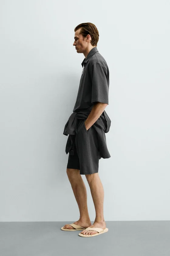 ШОРТЫ СВОБОДНОГО КРОЯ С НЕРОВНОЙ ТЕКСТУРОЙ И СКЛАДКАМИ