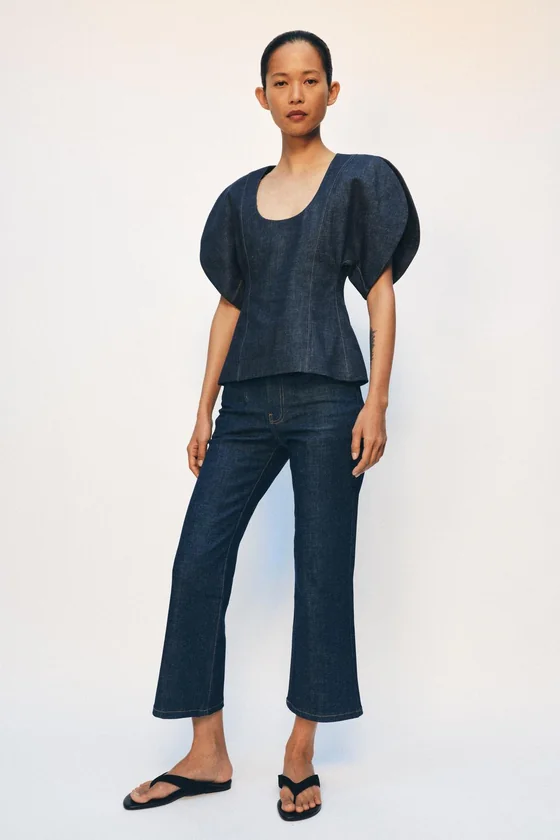 УКОРОЧЕННЫЕ РАСШИРЕННЫЕ ДЖИНСЫ СО СРЕДНЕЙ ПОСАДКОЙ — коллекция Zara «ZW»