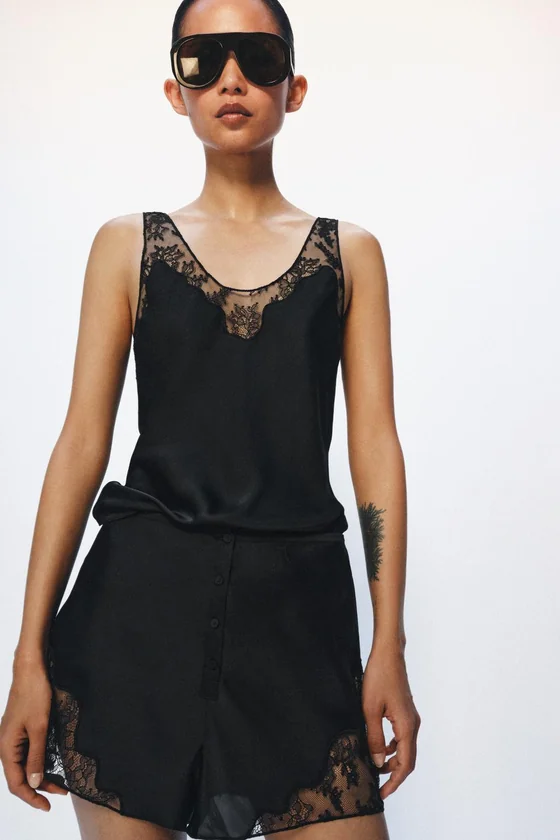 АТЛАСНЫЕ ШОРТЫ С КРУЖЕВОМ — коллекция Zara «ZW»