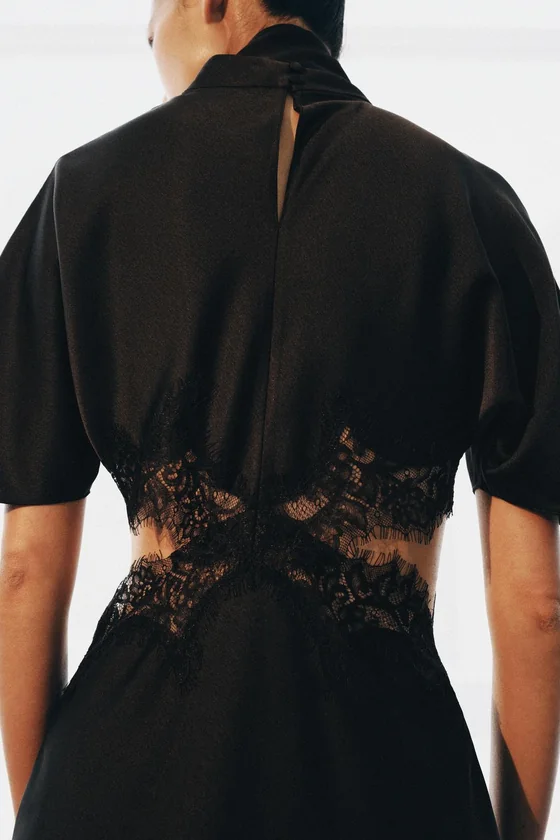 АТЛАСНОЕ ПЛАТЬЕ С КРУЖЕВОМ — коллекция Zara «ZW»